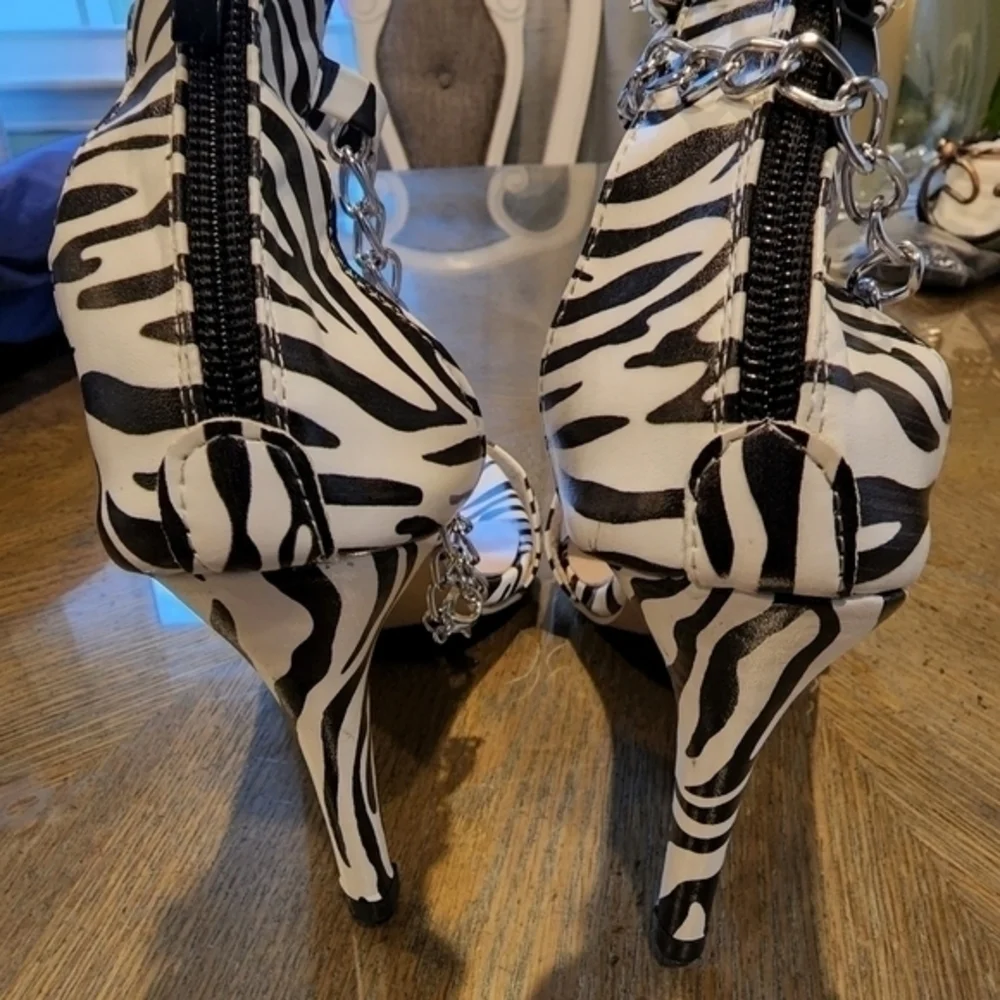 Brand New Zebra Print Heels Size 39/ 8 US - Picture 3 of 6